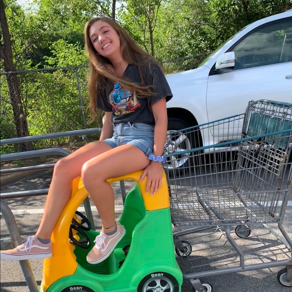 Meet your Posher, Megan - Picture 6 of 7